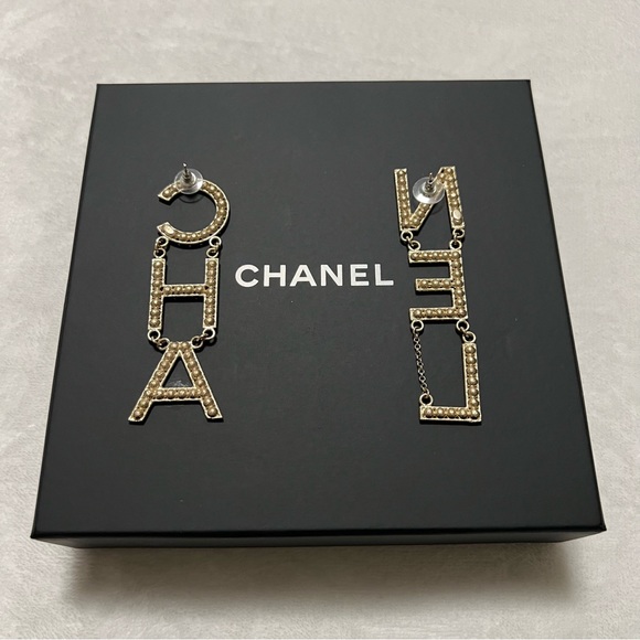 🚫SOLD🚫 Chanel RUNWAY Crystal Statement Letters Earrings - Picture 6 of 11